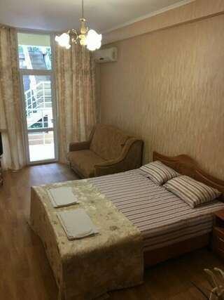 Гостевой дом Морской Берег Рыбачье Семейный номер с балконом, вид на сад-5