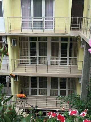 Гостевой дом Морской Берег Рыбачье Семейный номер с балконом, вид на сад-3