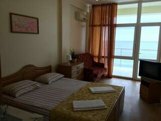 Гостевой дом Морской Берег Рыбачье Семейный номер с видом на море-5