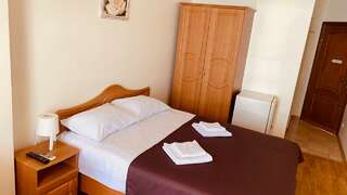 Гостевой дом Морской Берег Рыбачье Семейный номер с видом на море-3