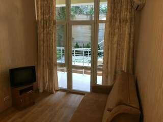 Гостевой дом Морской Берег Рыбачье Семейный номер с балконом, вид на сад-4