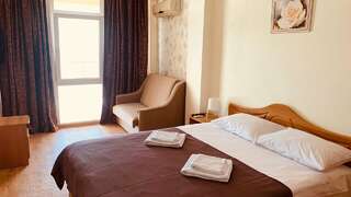 Гостевой дом Морской Берег Рыбачье Семейный номер с видом на море-2