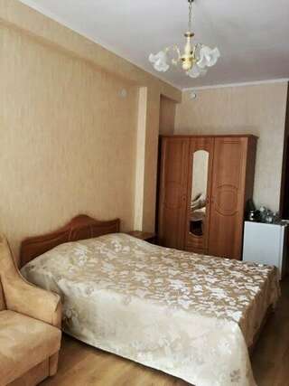 Гостевой дом Морской Берег Рыбачье Семейный номер с балконом, вид на сад-6