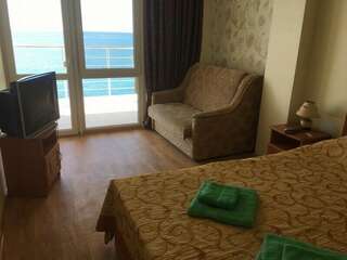 Гостевой дом Морской Берег Рыбачье Семейный номер с видом на море-7