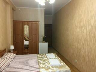 Гостевой дом Морской Берег Рыбачье Семейный номер с балконом, вид на сад-1