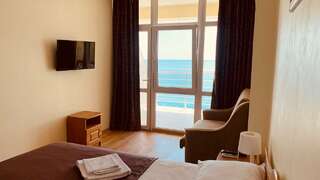 Гостевой дом Морской Берег Рыбачье Семейный номер с видом на море-1